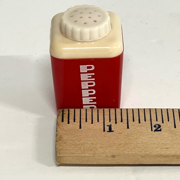 Decorative Only. Vintage.  Lustro Ware, Salt & Pepper Shaker Set - Picture 3 of 6